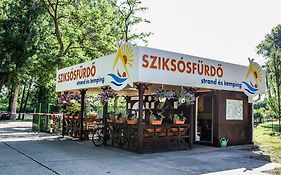 Sziksosfuerdo Strand Es Kemping